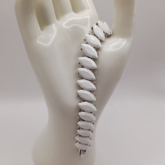 Vintage Crown Trifari White Milk Glass Link Bracelet, Silver Tone Jewelry, 7 In - Picture 9 of 9